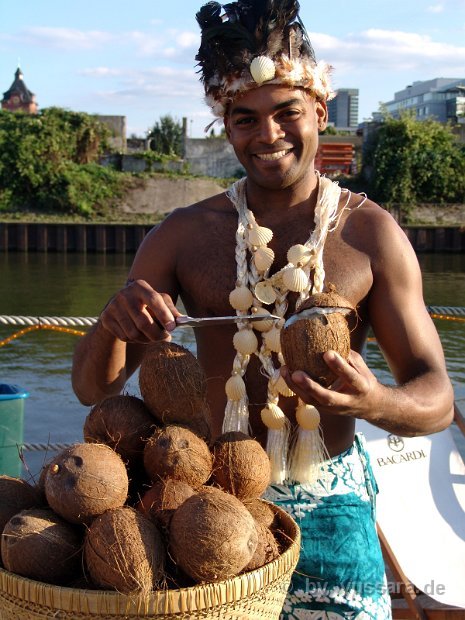 Das Hilgight, traditionelles Kokosnuss öffnen zur Begrüßung ihrer Gäste (23)